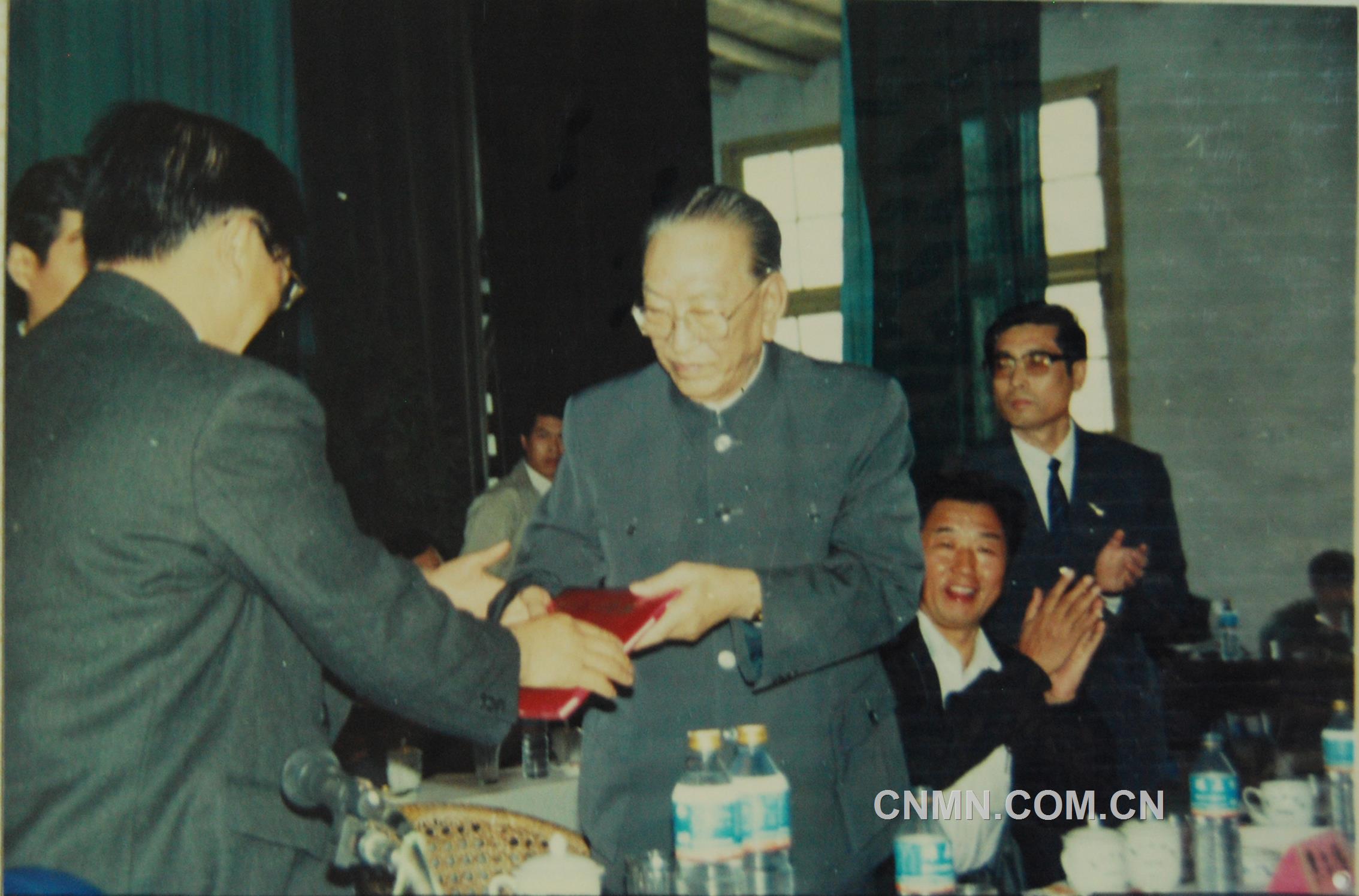 1991年10月，耿飚回到远离65年的水口山，欣然接受“水口山功勋矿工”声誉称谓。